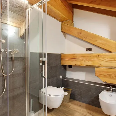 Aux Pieds Du Malatra' 1